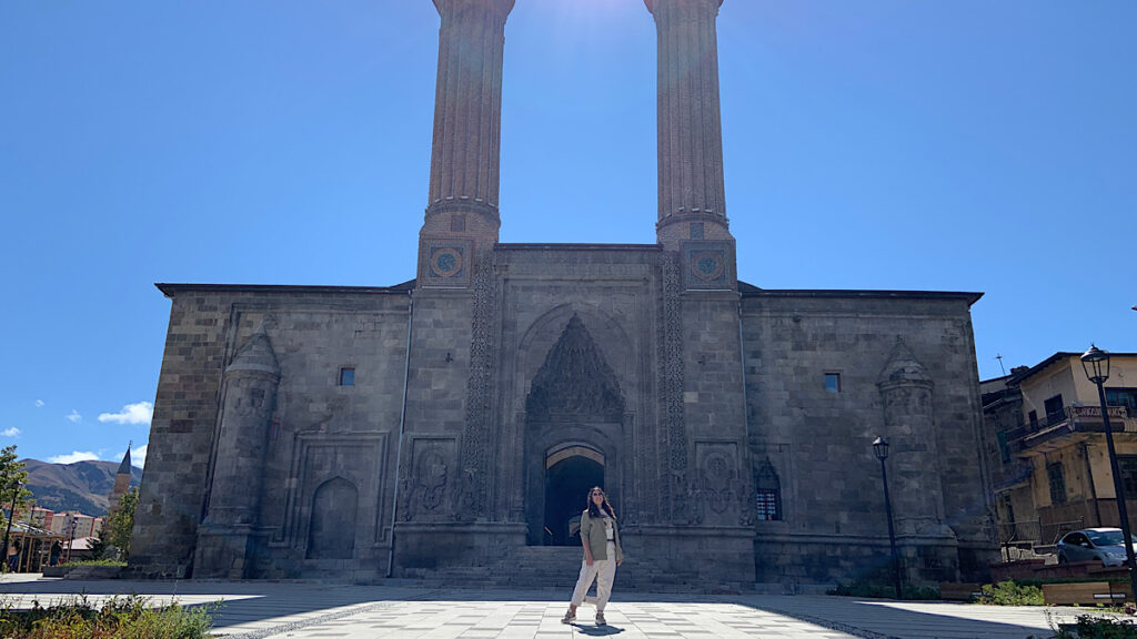 Çifte minareli medrese Türkiyenin tarihi güzellikleri