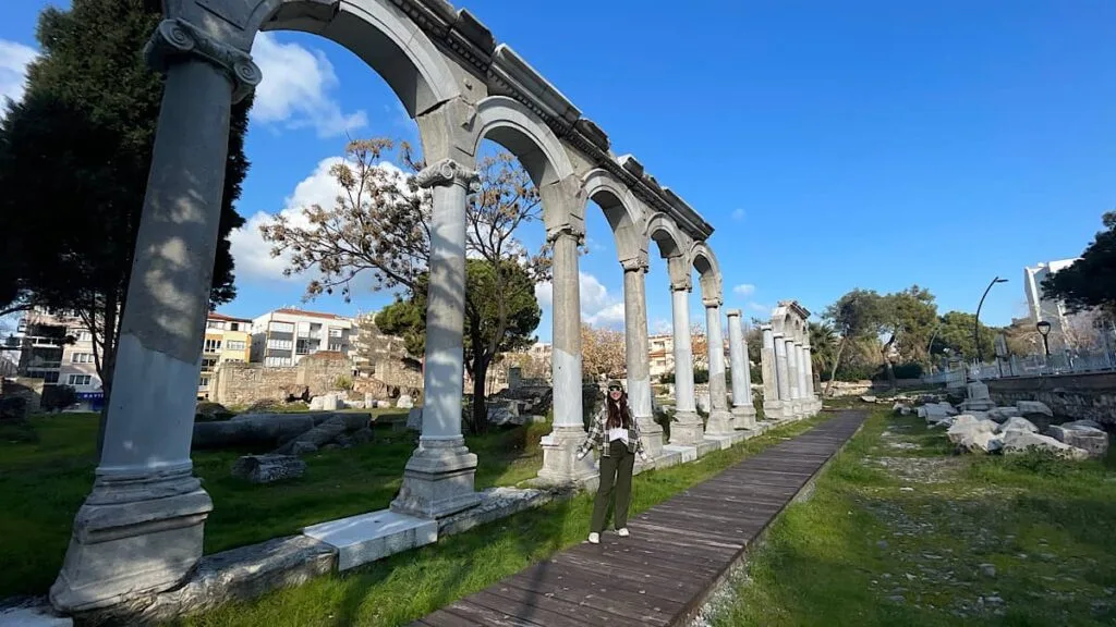 manisa gezilecek yerler thyateira tepe mezarları