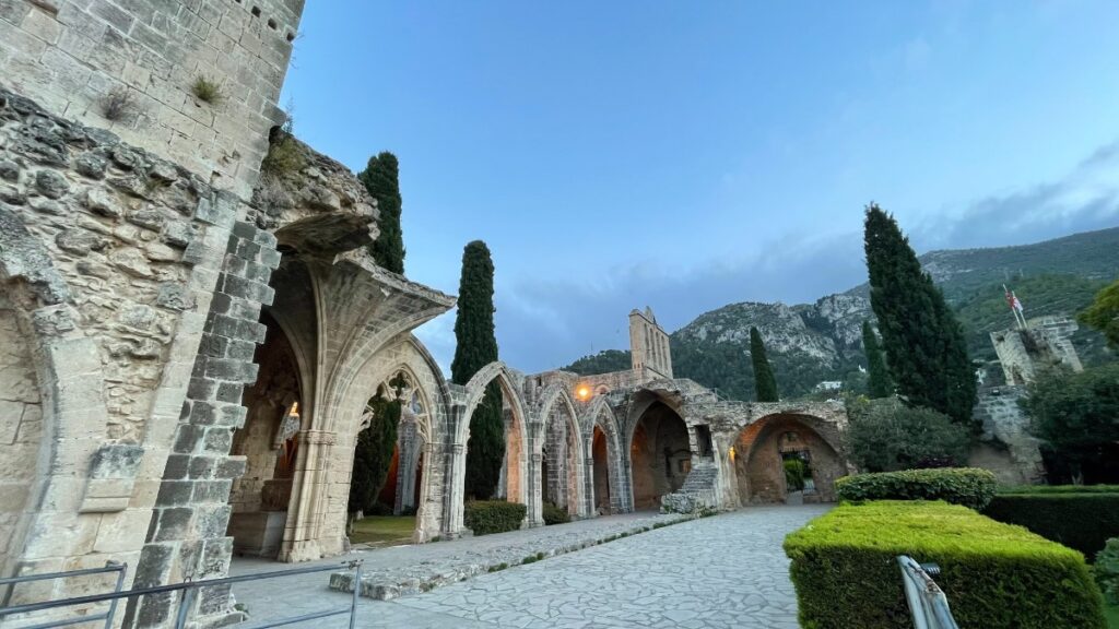 girne bellapais manastırı