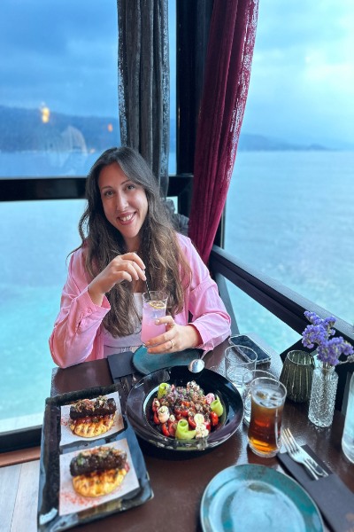 Samos’ta Ne Yenir? | Meşhur Lezzetler ve 10 Mekan Önerisi samos moita restoran