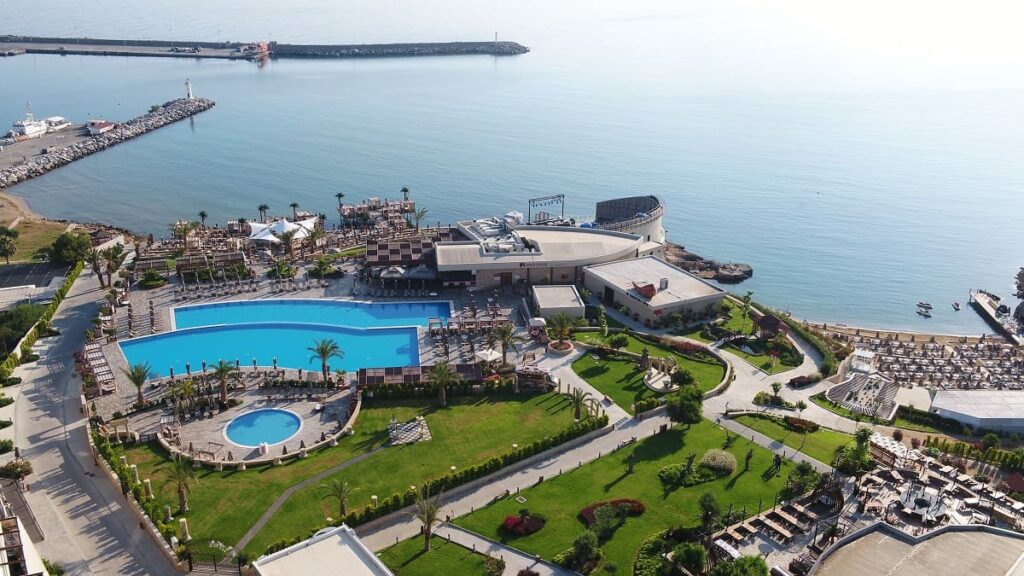 Girne'de Nerede Kalınır? En Güzel 13 Otel Önerisi Lords Palace Hotel SPA | Girne denize sıfır oteller